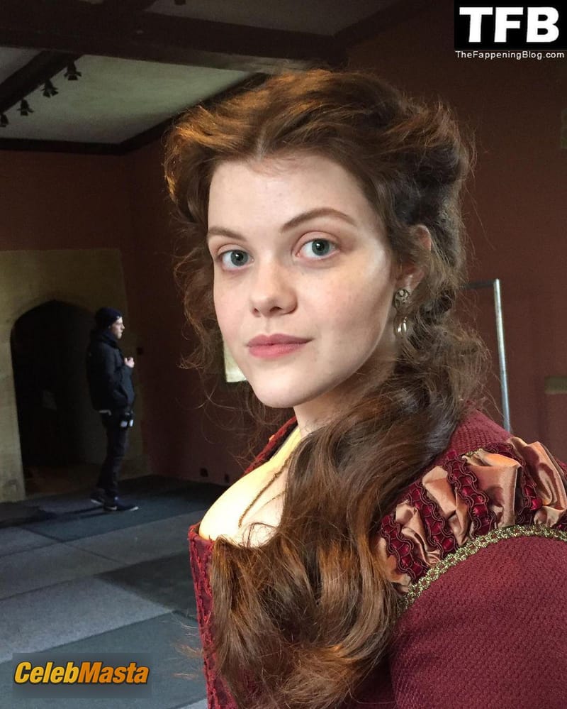 Georgie Henley Photo Set: Sexy Photos Collection photo 3
