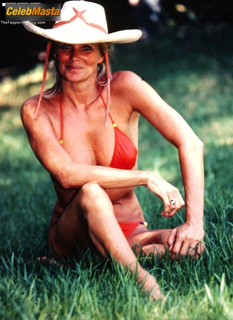 Linda Evans in Linda Evans Nude And Sexy Photos Collection From Various Modeling Photoshoots