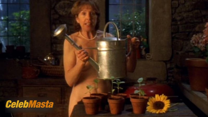 Penelope Wilton in Calendar Girls (2003)