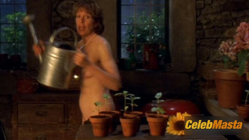 Penelope Wilton in Calendar Girls (2003)
