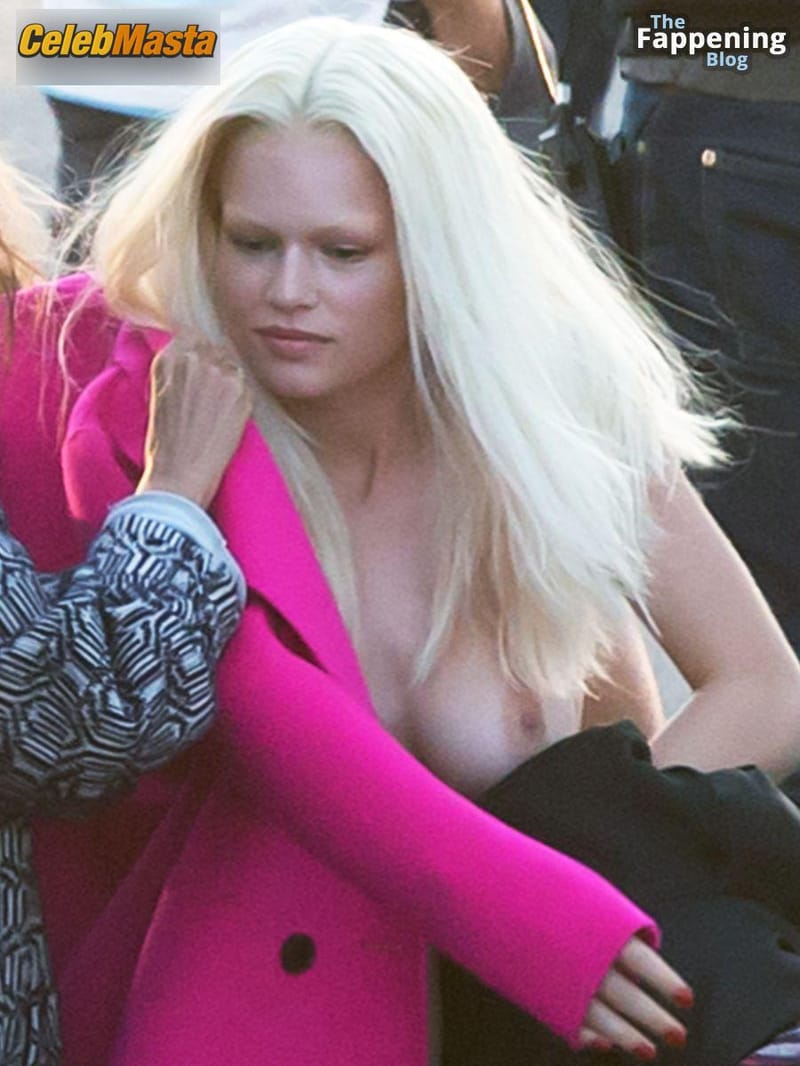Photo Gallery: Anna Ewers Sexy Flashes Her Hot Tits During A Photoshoot photo 2