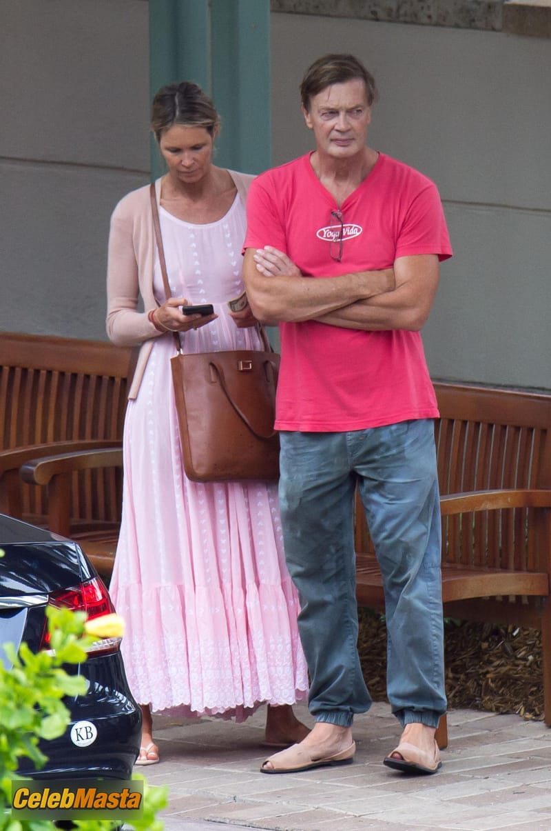 Photo Gallery: Elle MacPherson Sexy Shopping With Doctor Andrew Wakefield In Miami photo 3