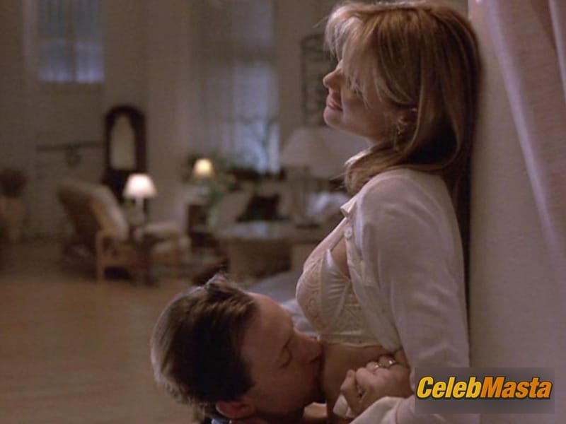 Photo Gallery: Elle MacPherson in If Lucy Fell photo 3