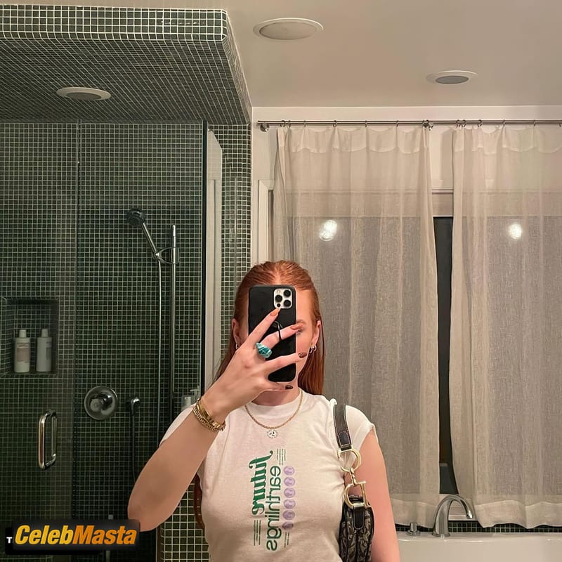 Madelaine Petsch Photo Set photo 1