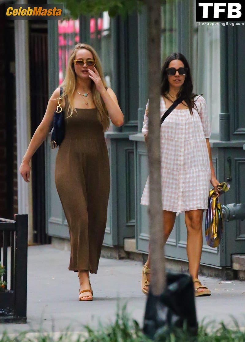 Jennifer Lawrence Gallery: Sexy Seen Flaunting Her Hot Tits Alongside Her Friend photo 3