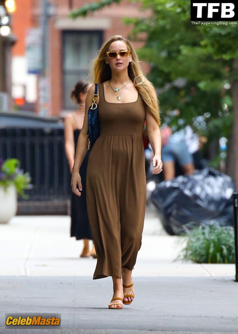 Jennifer Lawrence Gallery: Sexy Seen Flaunting Her Hot Tits Alongside Her Friend photo 4