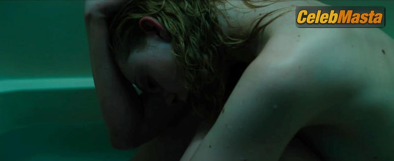 Elle Fanning Pics from the Set of Galveston photo 4