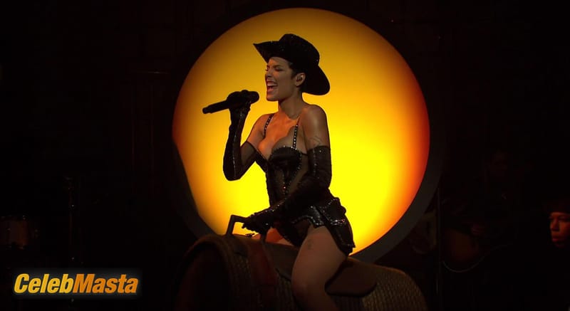 Halsey Photo Gallery from Saturday Night Live photo 1
