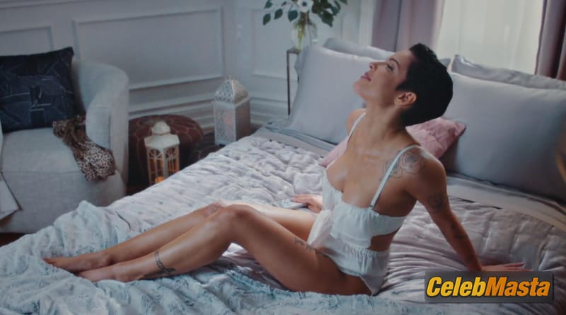 Halsey Photo Gallery from Saturday Night Live photo 3
