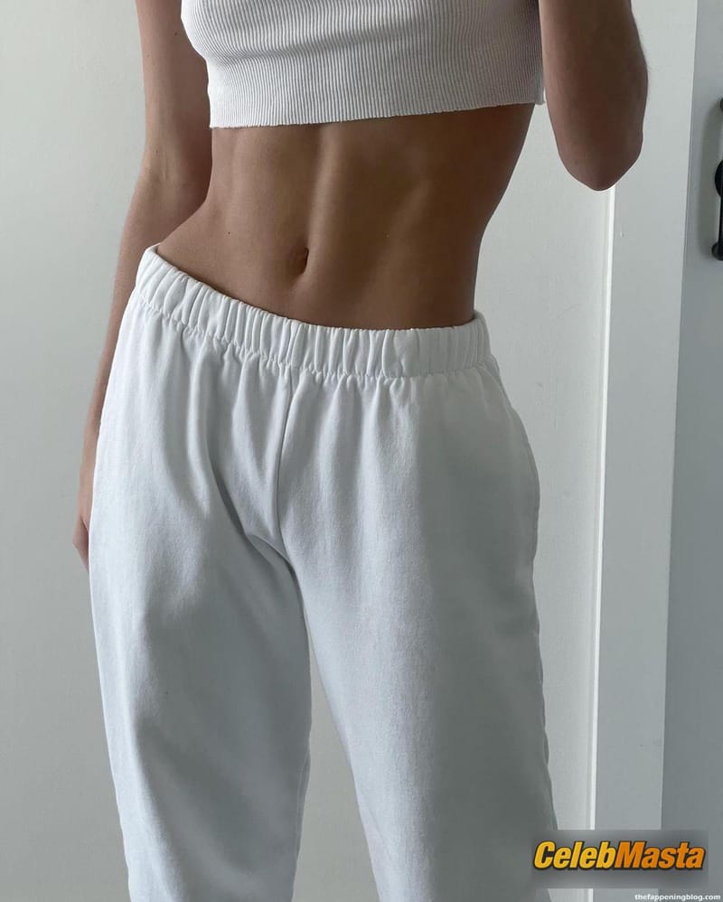 Photo Gallery: Dixie D’Amelio in Dixie Damelio Sexy Takes Braless Selfies photo 1