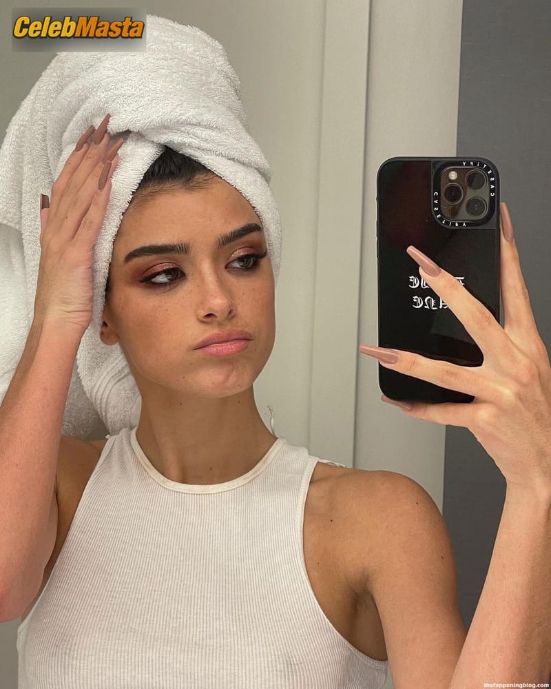 Photo Gallery: Dixie D’Amelio in Dixie Damelio Sexy Takes Braless Selfies photo 2