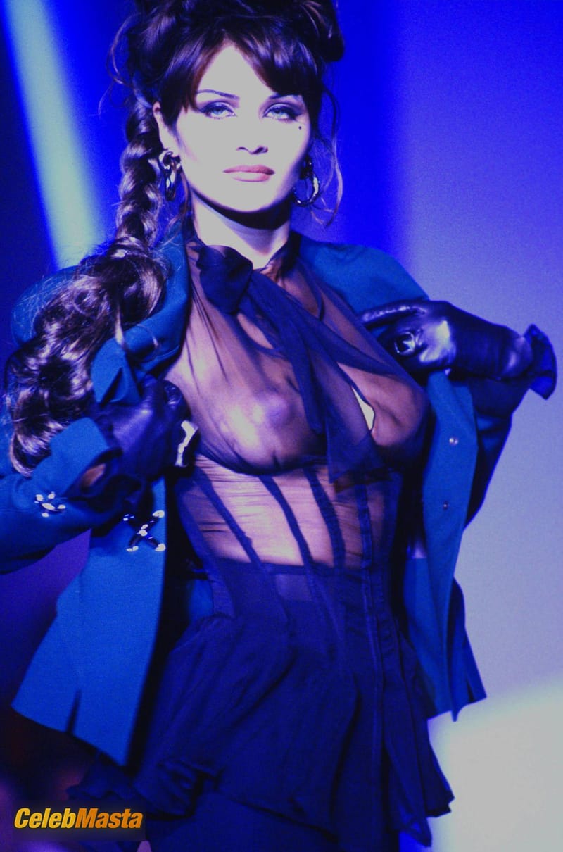 Helena Christensen Photo Set: Without A Bra At Thierry Mugler Haute Fall/winter 1994 photo 2