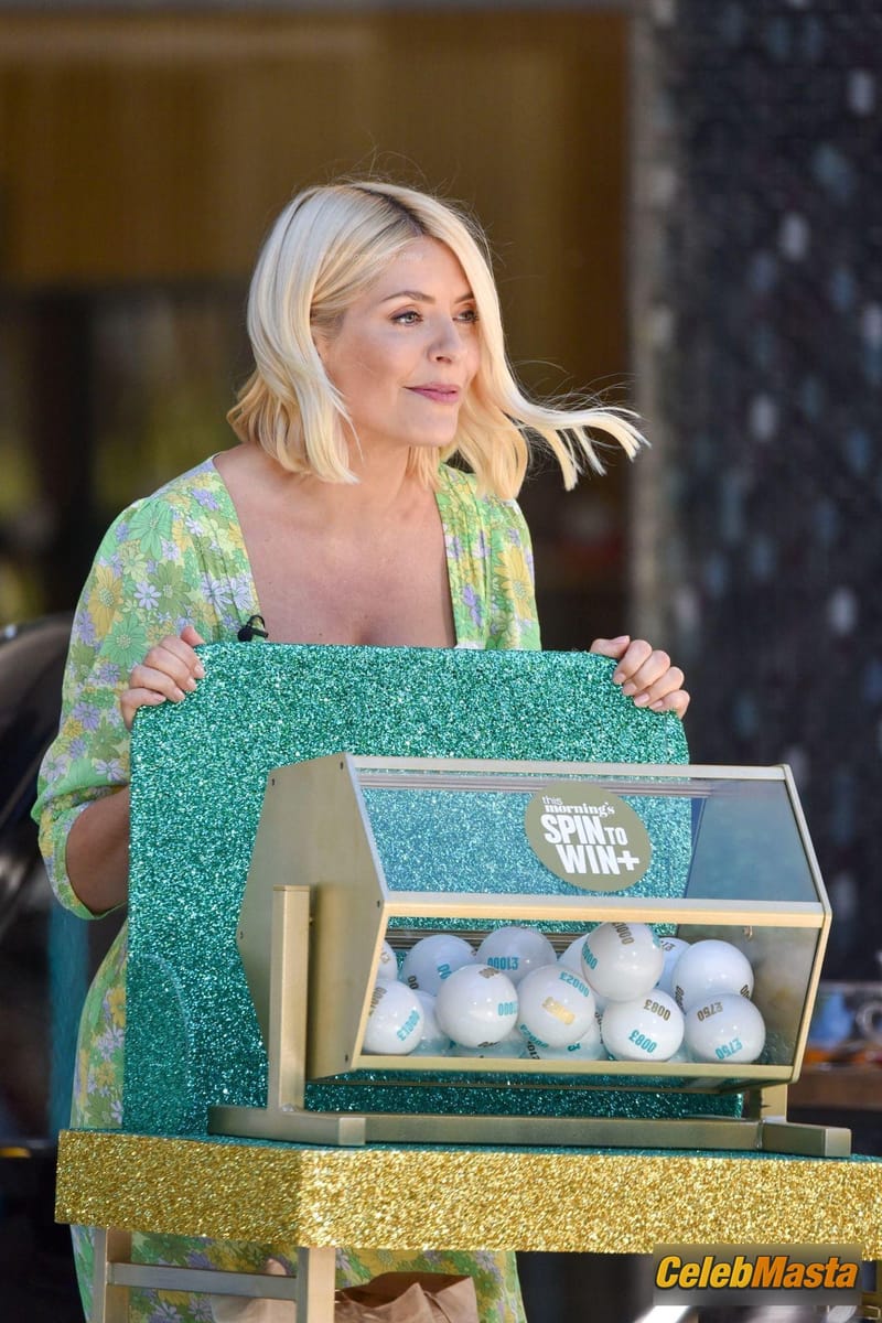 Photo Gallery: Holly Willoughby Sexy Films A Hilarious Game Segment With Philip Schofield photo 3
