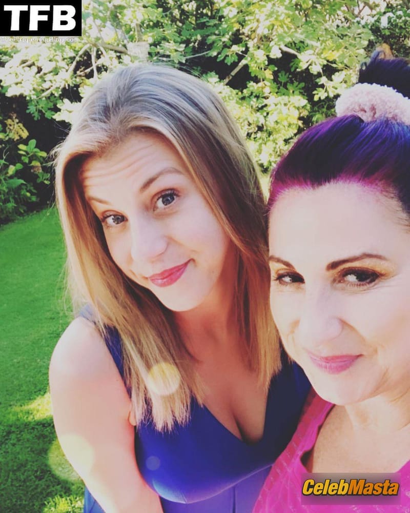 Jodie Sweetin Photo Set: Poses Showing Off Her Hot Cleavage In A Blue Dress On Social photo 2