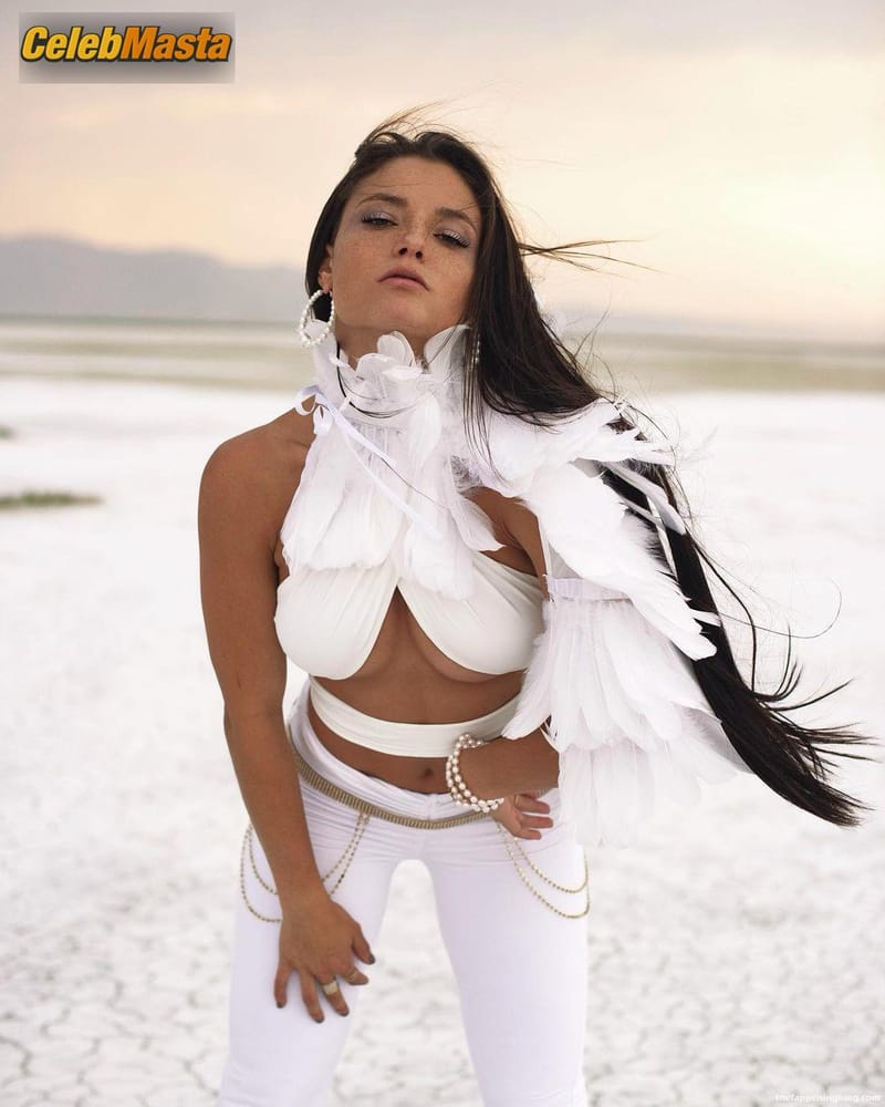 Jade Chynoweth Photo Gallery: Sexy Shows Off Her Underboob As She Poses In A New photo 4