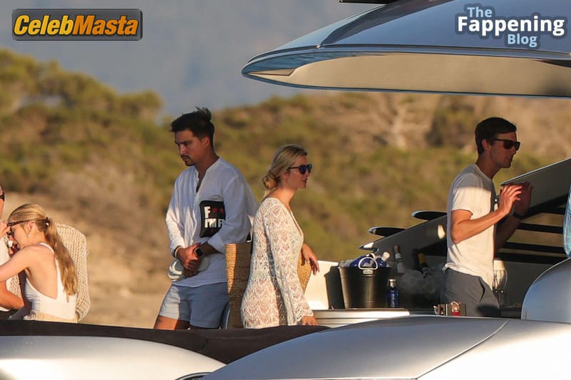 Photo Gallery: Ivanka Trump Sexy Vacation In Formentera photo 4