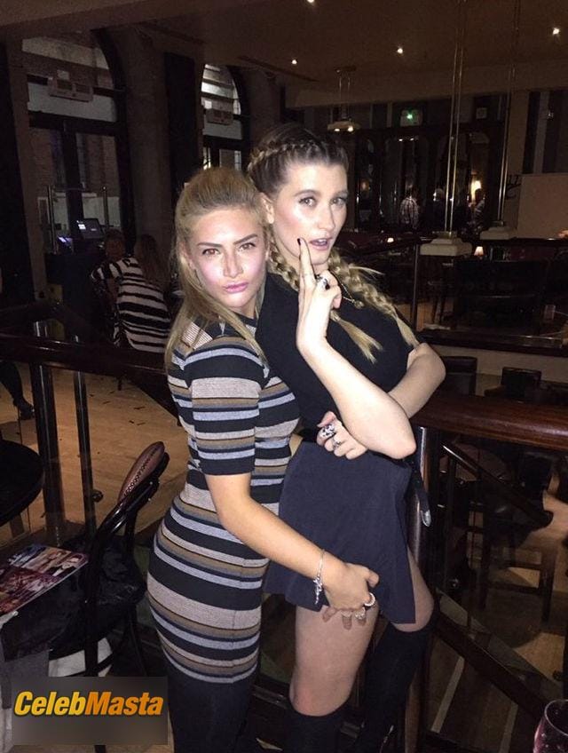 Isabel Hodgins Gallery: Hot Photos photo 1