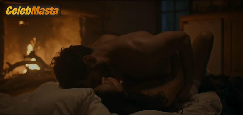 Laetitia Casta Scene Photos Gallery from Une Ile photo 2