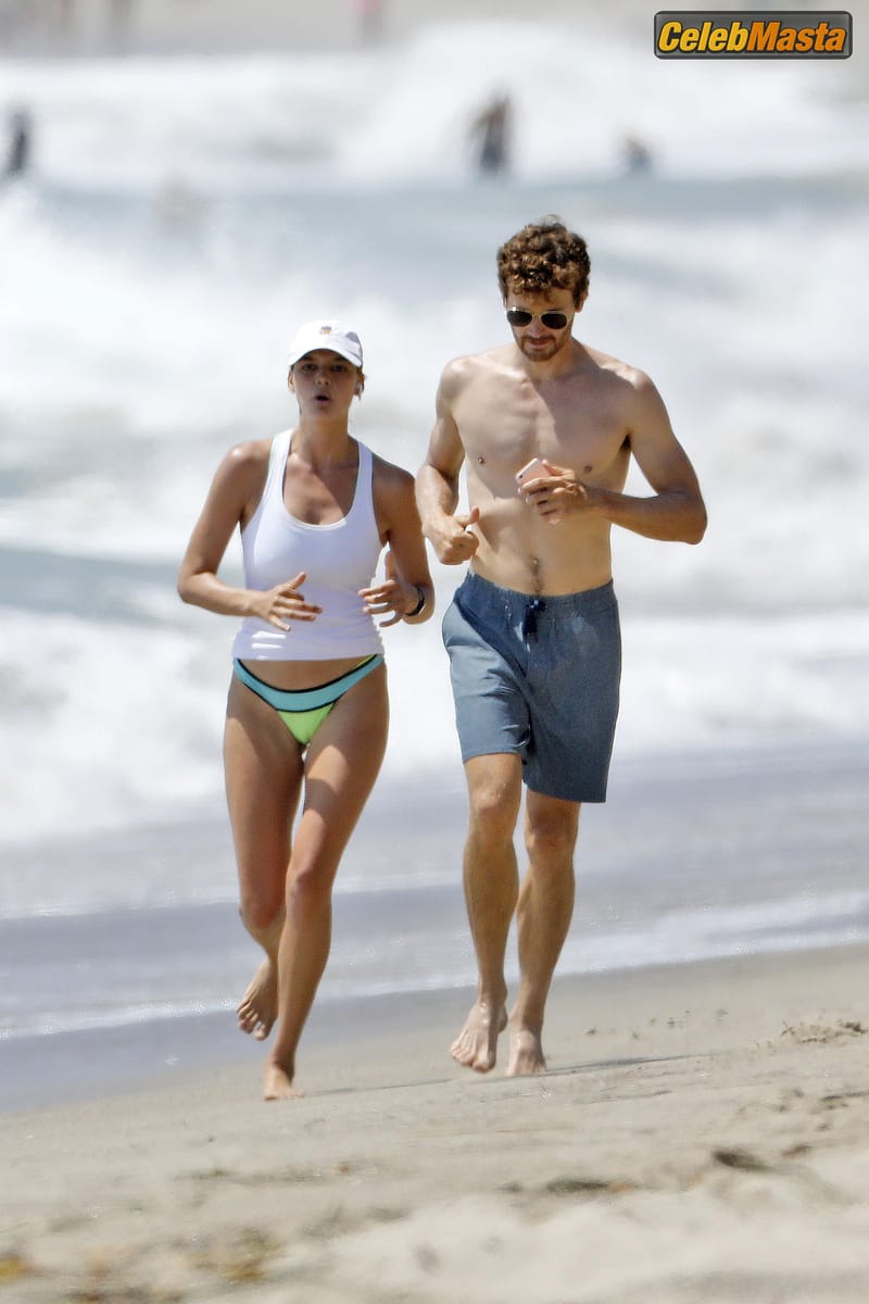 Kelly Rohrbach Photo Set: Takes Her Boyfriend Steuart Walton For A Run On The Beach photo 3
