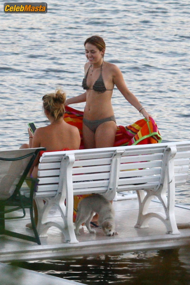Miley Cyrus Photo Gallery from Beach Babes photo 4