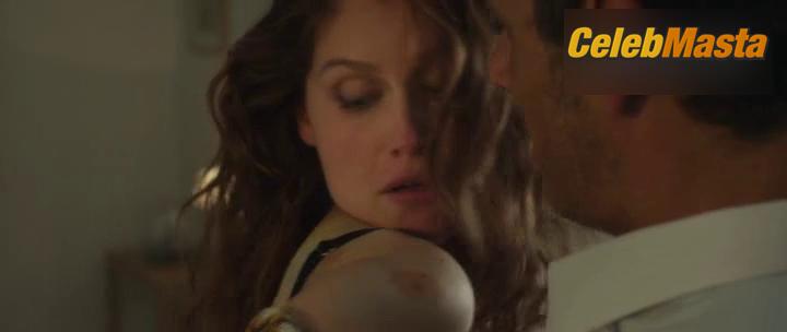 Photo Gallery: Laetitia Casta in Sous Les Jupes Des Filles photo 2