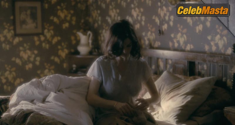 Photo Gallery: Rachel Weisz in The Deep Blue Sea photo 2