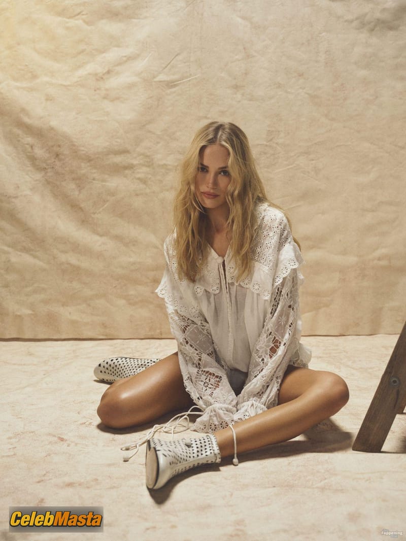 Michelle Randolph Pics: Sexy And Beautiful Photoshoot For V Magazine photo 4