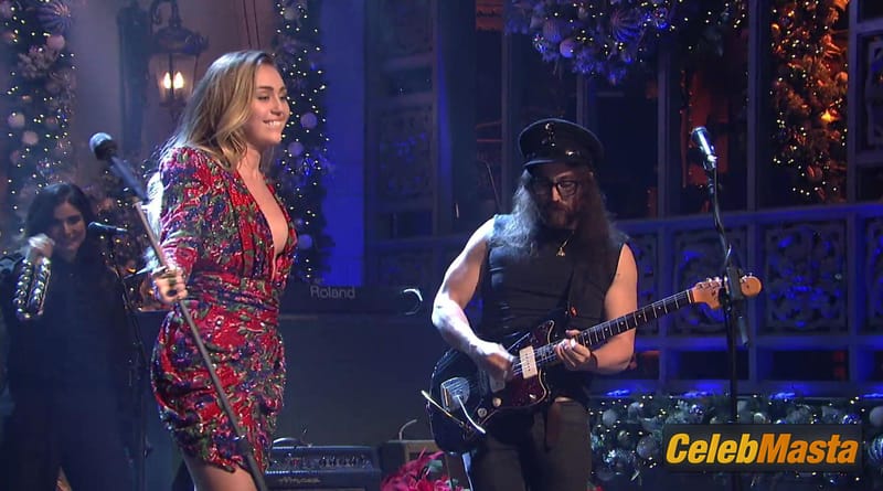 Photo Gallery: Miley Cyrus in Saturday Night Live photo 4
