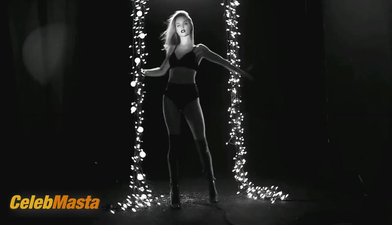 Rosie Huntington-Whiteley Photo Gallery from Love Advent photo 3