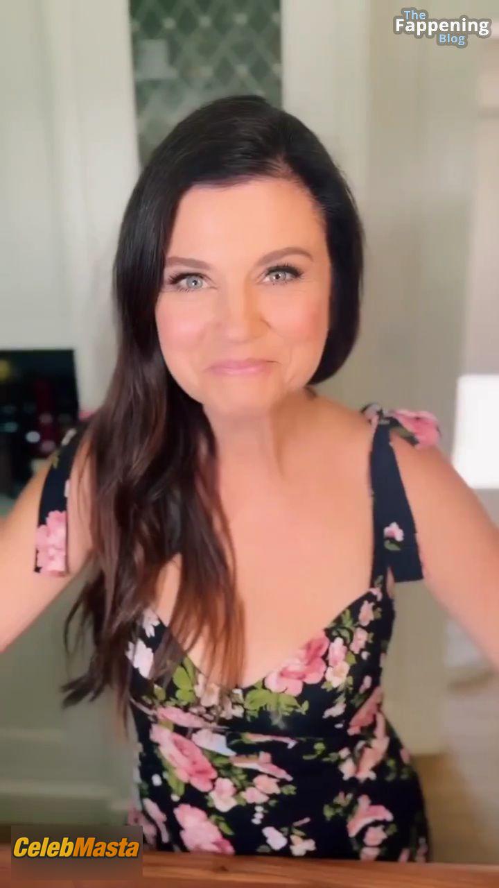 Tiffani Thiessen Photo Set: Sizzles In Sexy Kitchen Scene photo 1