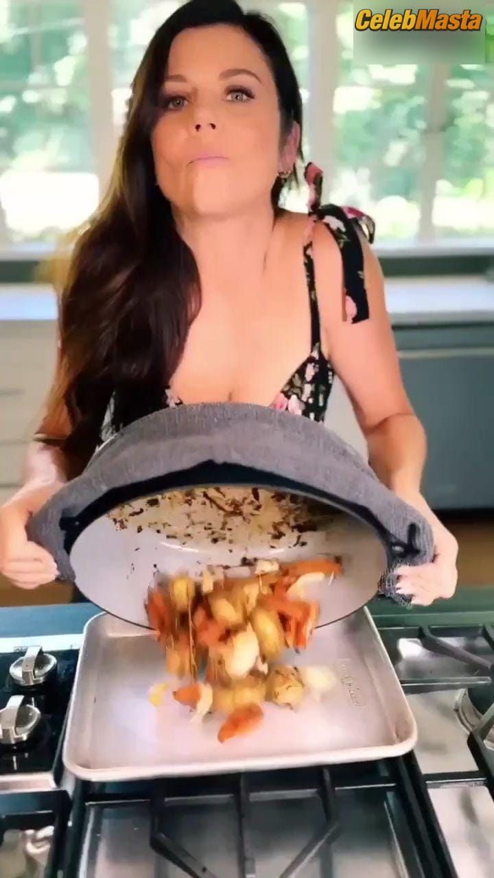 Tiffani Thiessen Photo Set: Sizzles In Sexy Kitchen Scene photo 2
