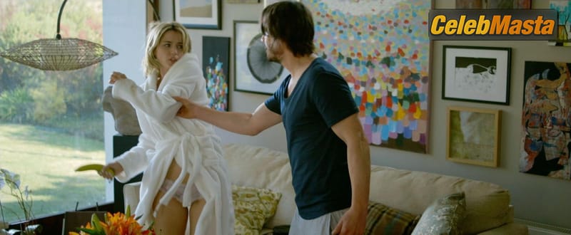 Photo Gallery: Ana de Armas in Knock Knock photo 3