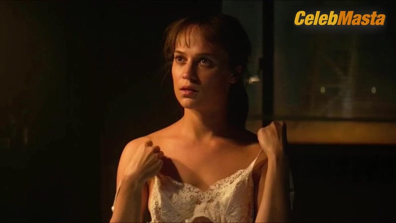Alicia Vikander Scene Photos Gallery from Earthquake Bird photo 3