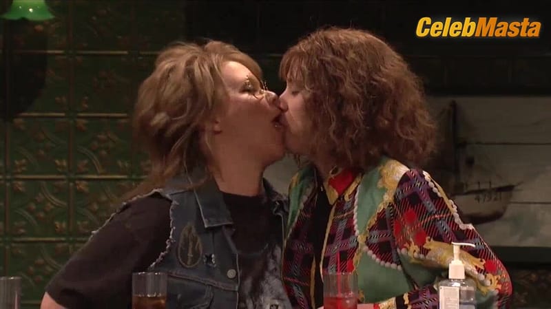 Kate McKinnon and Amy Schumer's Lesbian Scene from Saturday Night Live