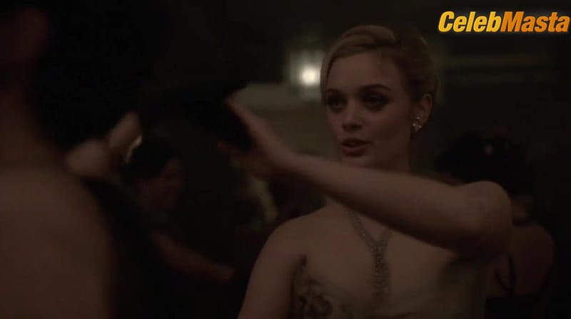 Bella Heathcote and Lauren Maynard's Lesbian Scene in The Man In The High Castle
