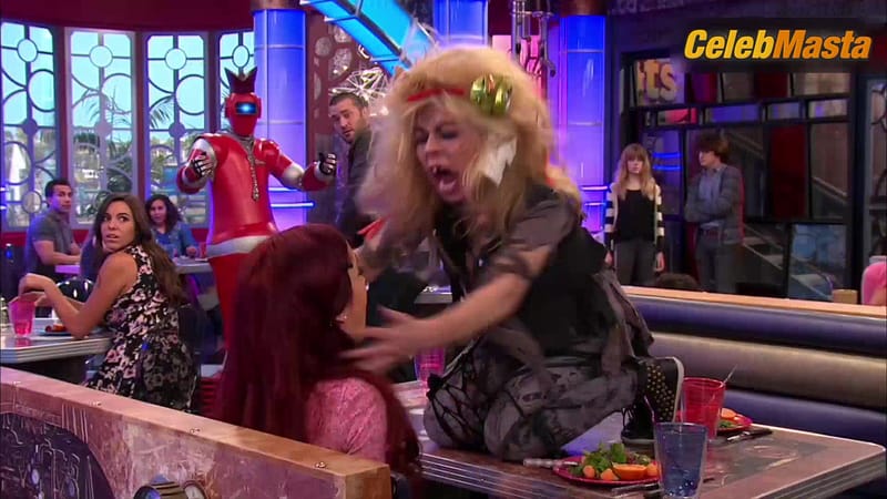 Ariana Grande and Jennette McCurdy Lesbian Scene from Sam & Cat