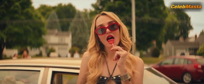 Chloe Fineman's Hot Scene in Summer Of 69