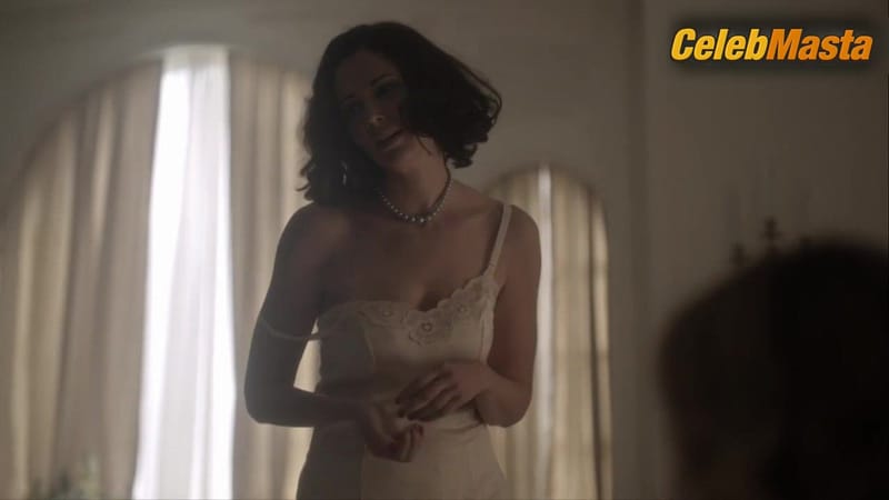 Bella Heathcote and Laura Mennell's Lesbian Scene from The Man In The High Castle