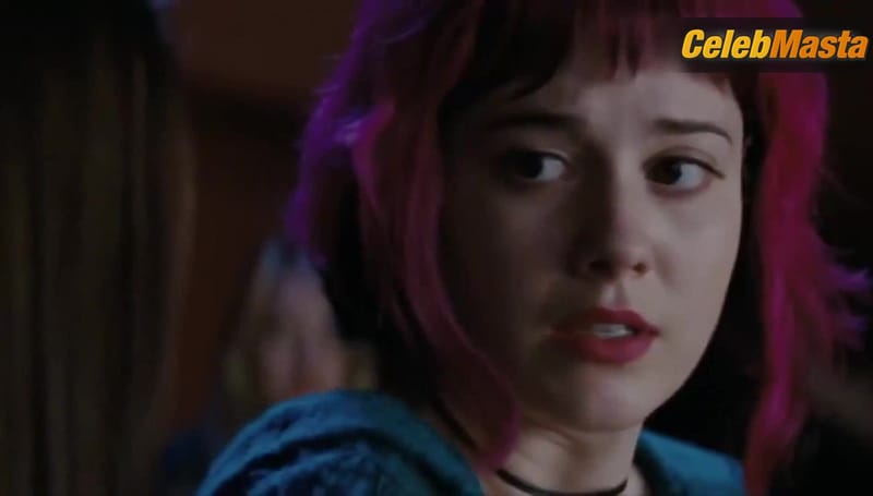 Diora Baird, Mary Elizabeth Winstead, Amanda Detmer and Kari Wuhrer's Steamy Boobs Scene in Omg Wet Boobs!