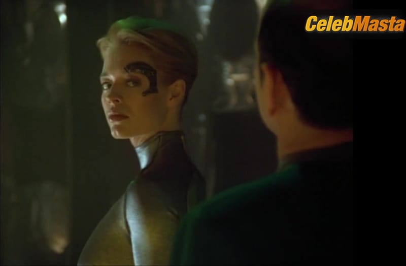 Jeri Ryan Reveals Sexy Scene in Star Trek Voyager