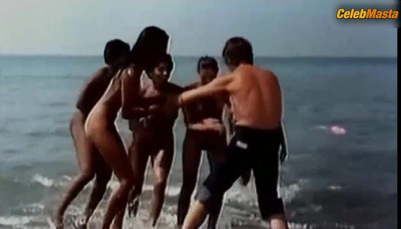 Laura Gemser Bares Booty, Boobs Scene in Amore Libero