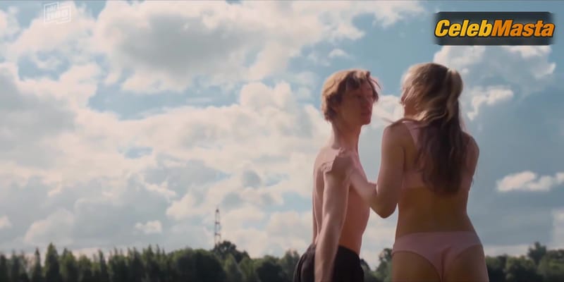 Lilly Krug, Hannah Schiller, Sonja Gerhardt, Tomomi Themann and Margarita Nigmatullin Butt, Tits Scene from Club Der Dinosaurier