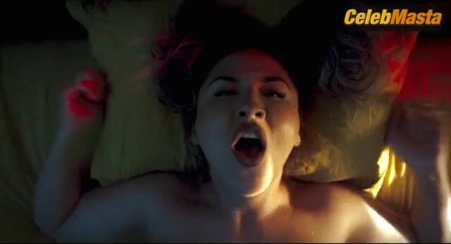 Margaret Qualley and Annie Gonzalez Tits, Lesbian Scene from Drive-away Dolls