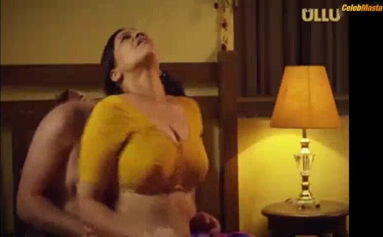 Priya Gamre and Mishti Basu Flaunt Breasts in Bikini Scene in Maa Devrani Beti Jethani