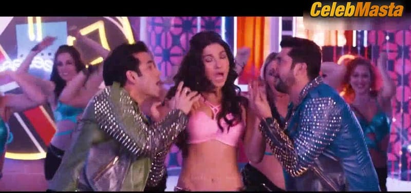 Gauhar Khan's Sexy Scene from Kya Kool Hain Hum 3