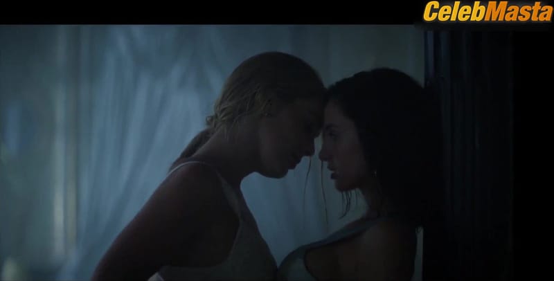 Alejandra Onieva and Zuria Vega's Lesbian Sex Scene in Las Pelotaris 1926