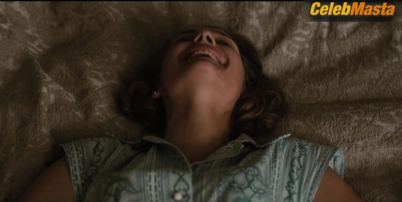 Luise Heyer and Antje Traue's Lesbian Scene from Dark
