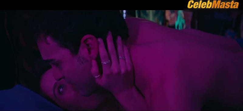 Maria Pedraza's Sexy Scene in Poliamor Para Principiantes