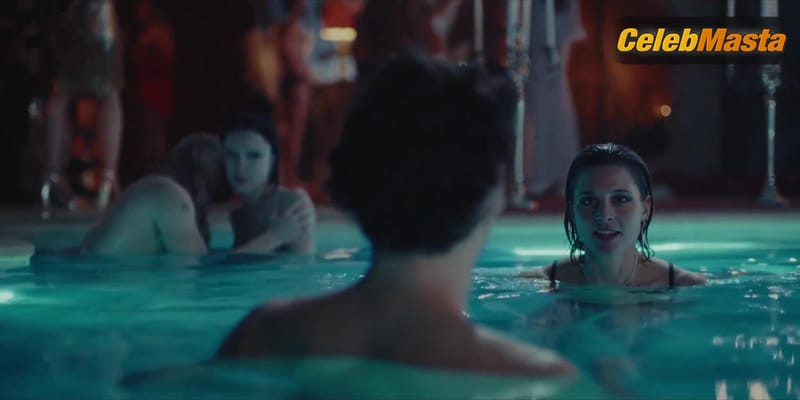 Svenja Jung and Hanna Hilsdorf's Lesbian Scene in Naked
