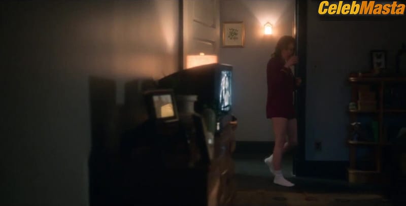 Amelia Eve and Victoria Pedretti's Lesbian Butt Scene in The Haunting Of Bly Manor